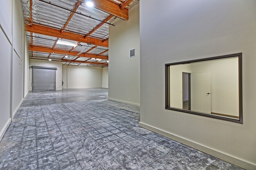 More Photos Of 4483 McGrath St, Ventura Service For Lease