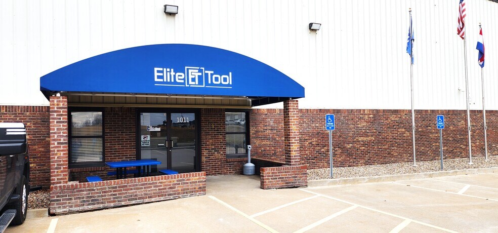 More Photos Of 1011 Industrial Ct, Moscow Mills Warehouse For Sale