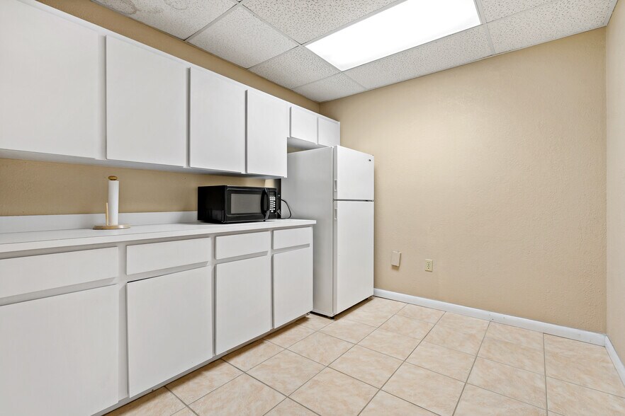 More Photos Of 567 Avenue K SE, Winter Haven Office For Sale