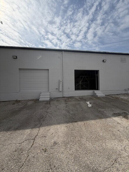 More Photos Of 11911-11913 Warfield St, San Antonio Warehouse For Sale