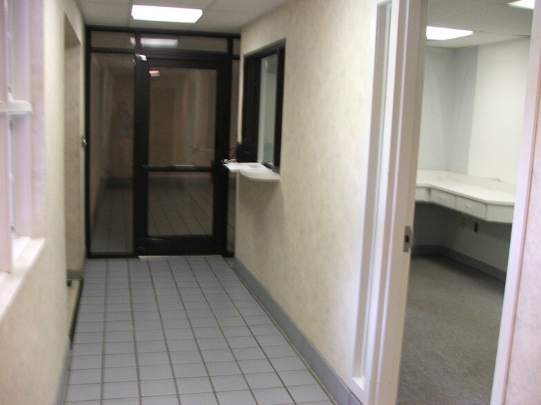 More Photos Of 980 N Woodland Dr, Lancaster Medical For Sale