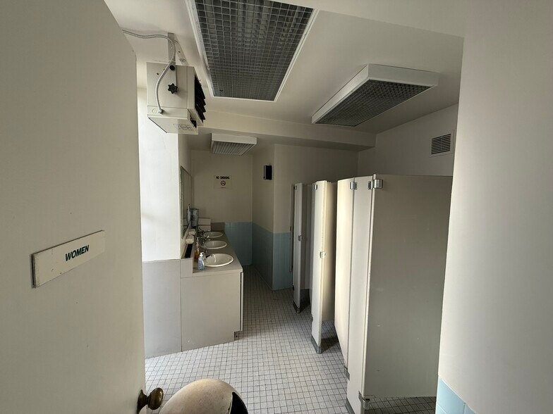 More Photos Of 51 Middle Neck Rd, Great Neck Office For Sale