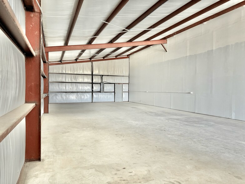 More Photos Of 490 County Road 117, Round Rock Light Manufacturing For Lease