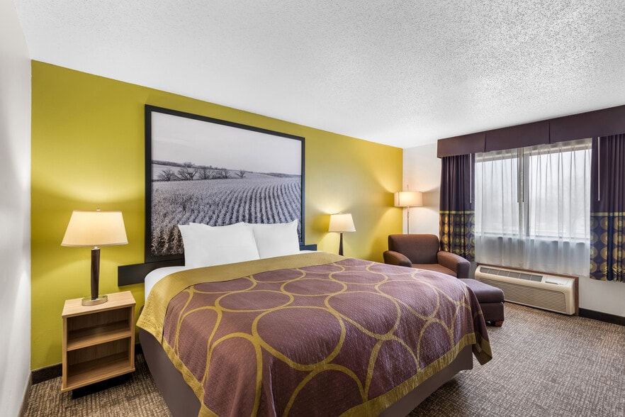 More Photos Of 210 10th St SE, Oelwein Hotel For Sale