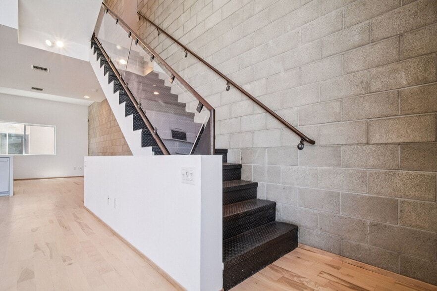 More Photos Of 717 N Highland Ave, Los Angeles Flex For Sale