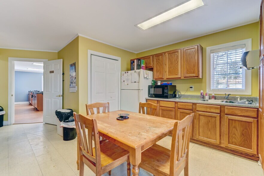More Photos Of 1418 Freeway Dr, Reidsville Freestanding For Sale