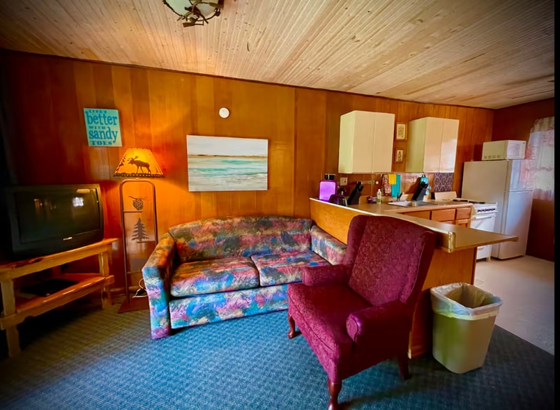 More Photos Of 1080 E Hiawatha Dr, Wisconsin Dells Hotel For Sale