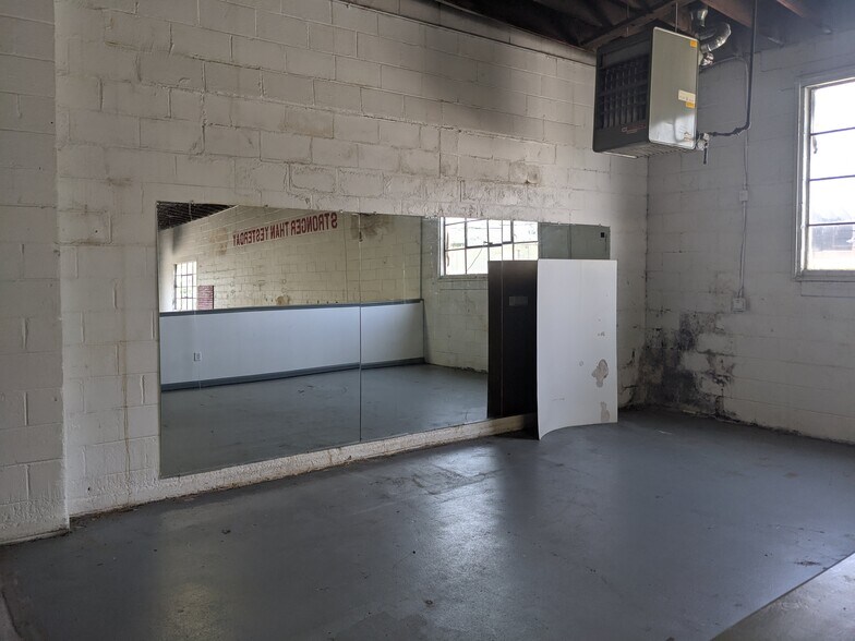 More Photos Of 250 S Kinzie Ave, Bradley Flex For Sale