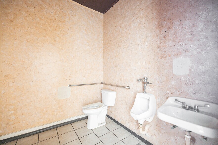 More Photos Of 716 N 12th St, Murray General Retail For Lease