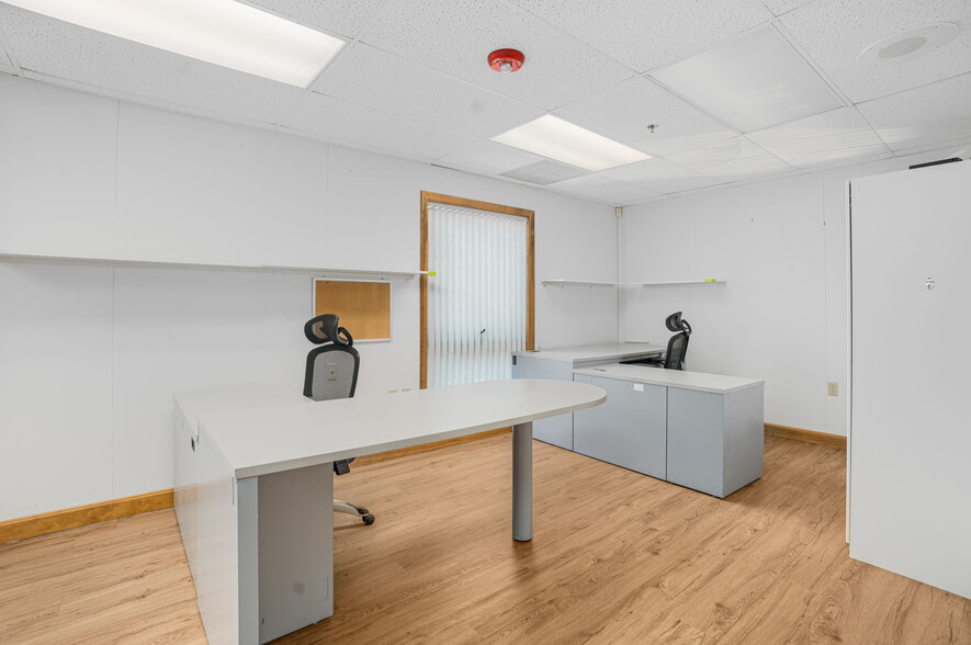 More Photos Of 24 Salt Pond Rd, Wakefield Medical For Sale