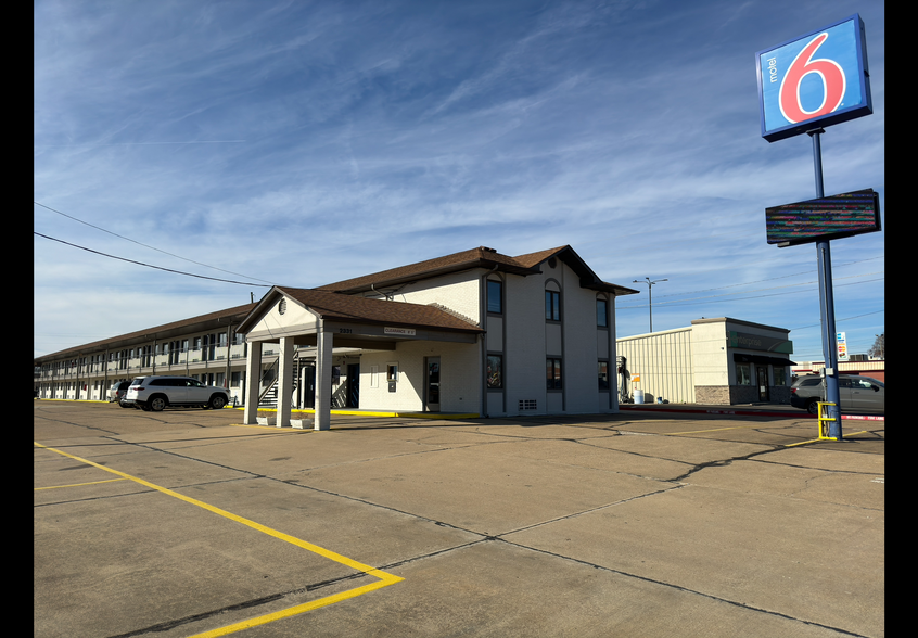 Primary Photo Of 2331 Lake Rd, Dyersburg Hotel For Sale