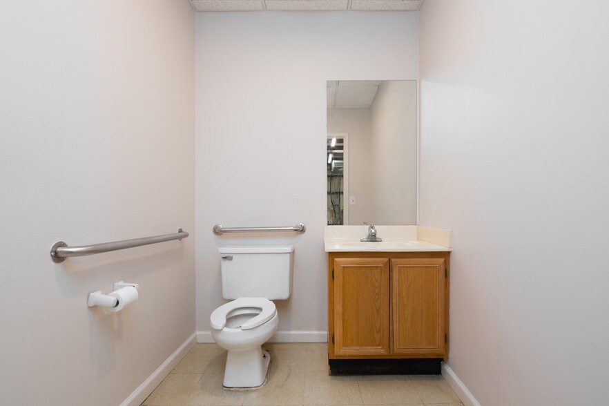 More Photos Of 130 Seaboard Ln, Franklin Flex For Lease