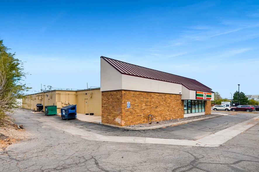 More Photos Of 2295 S Chambers Rd, Aurora Freestanding For Lease