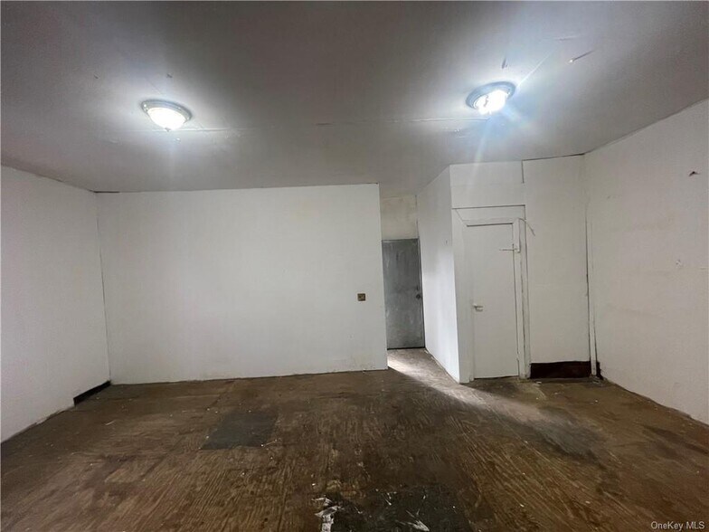 More Photos Of 654 Westchester Ave, Bronx Storefront For Sale