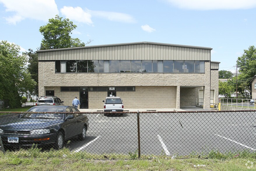 More Photos Of 17 Broad St, Norwalk Warehouse For Lease
