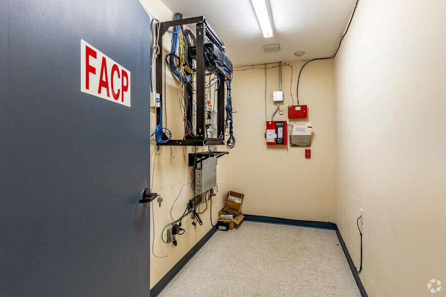 More Photos Of 2046 Bayshore Blvd, Dunedin Storefront Retail Office For Sale