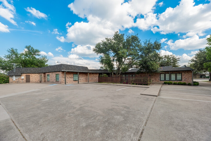 More Photos Of 726 Dalworth St, Grand Prairie Office For Sale