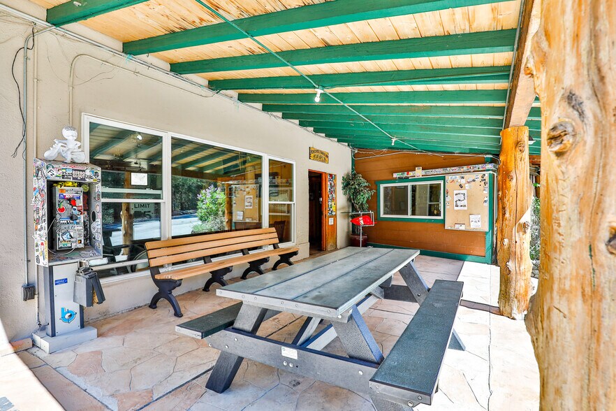 More Photos Of CA-2, La Cañada Flintridge General Retail For Sale