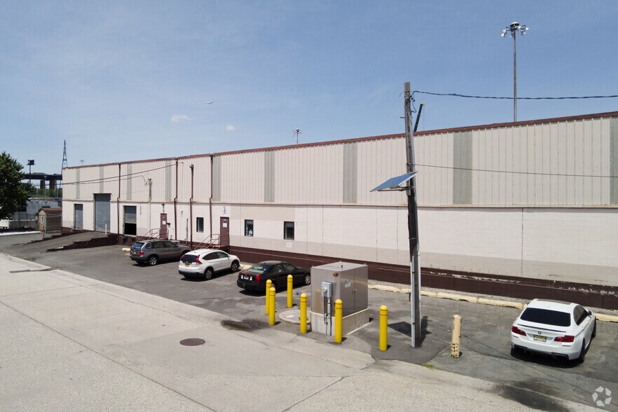 More Photos Of 31 Pennsylvania Ave, Kearny Warehouse For Lease