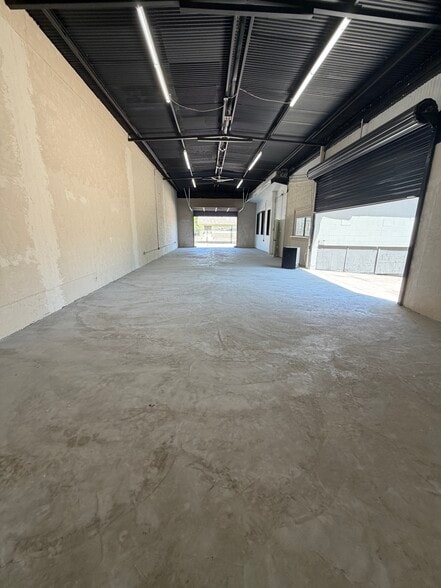 Primary Photo Of 1850 E Houston St, San Antonio Auto Repair For Lease