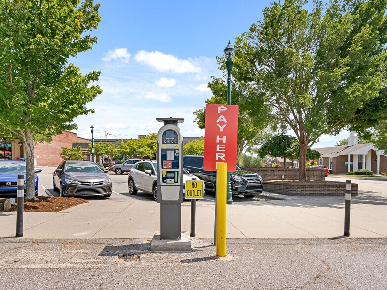 More Photos Of 125 S Main St, Hendersonville Storefront For Sale