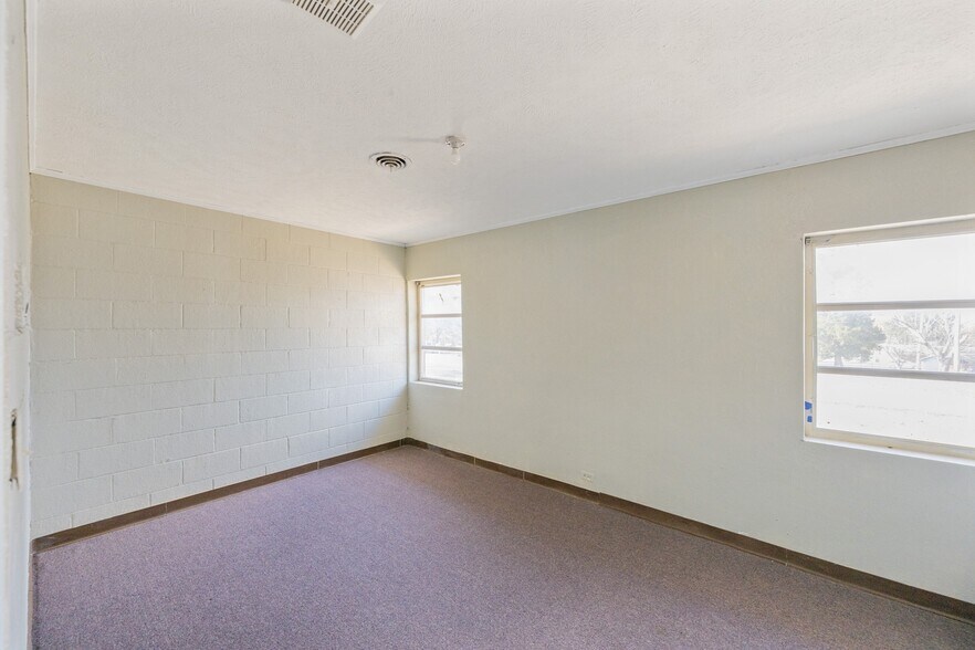 More Photos Of 105 Kentucky Ave S, Parsons Light Distribution For Sale