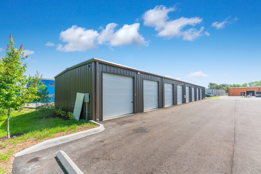 More Photos Of 6080 Deacon Rd, Sarasota Warehouse For Lease