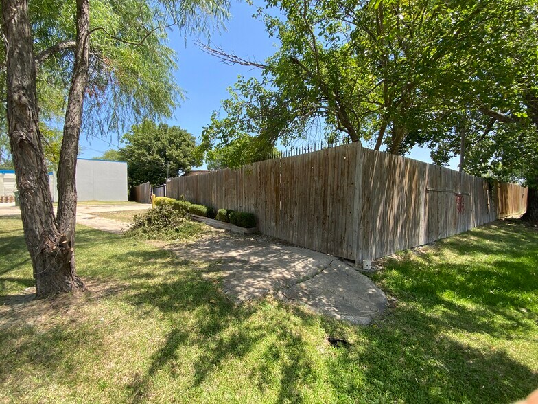 More Photos Of 715 Dallas Dr, Denton Flex For Sale