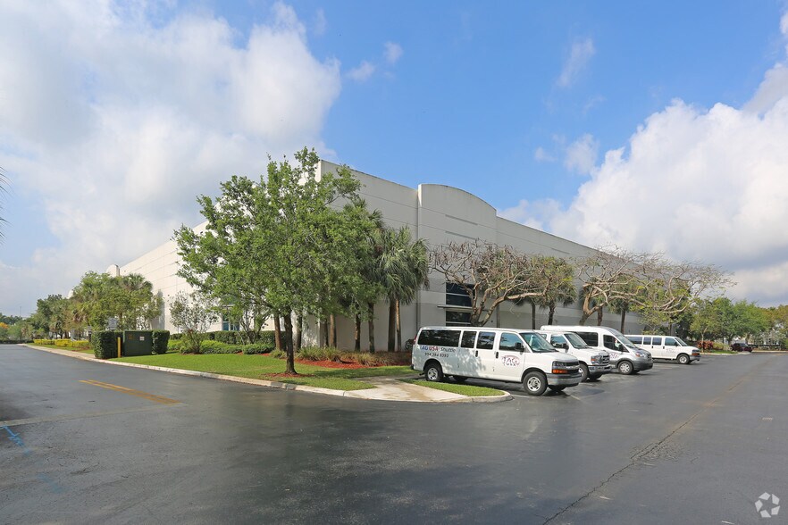 More Photos Of 1951 N Commerce Pky, Weston Warehouse For Lease