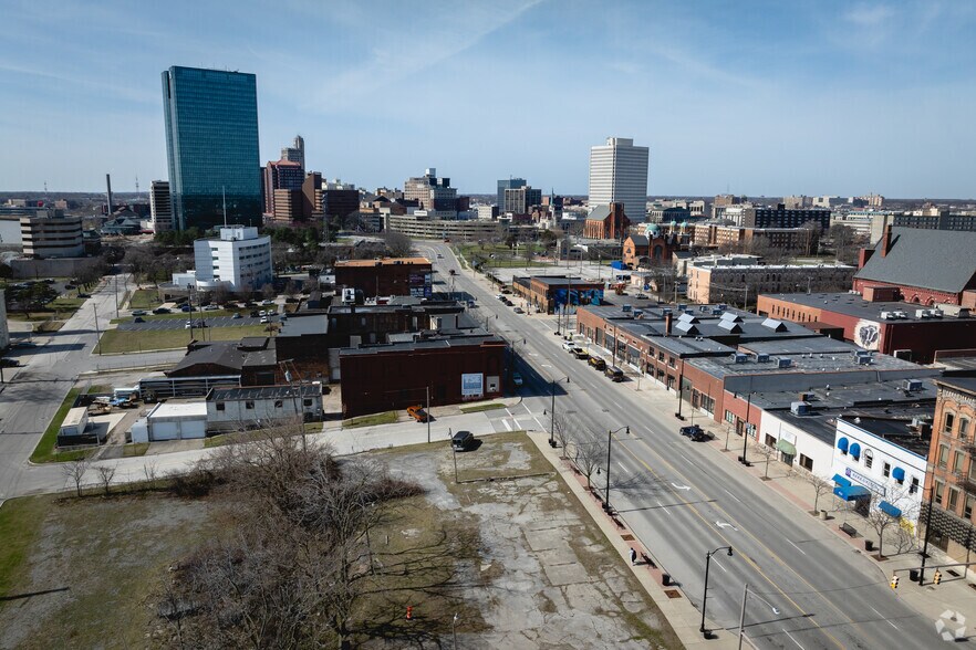 More Photos Of 901-925 Summit St, Toledo Storefront For Lease