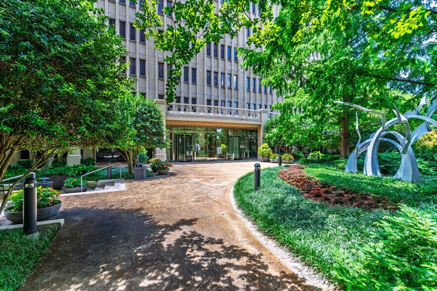 More Photos Of 3390 Peachtree Rd NE, Atlanta Office For Lease