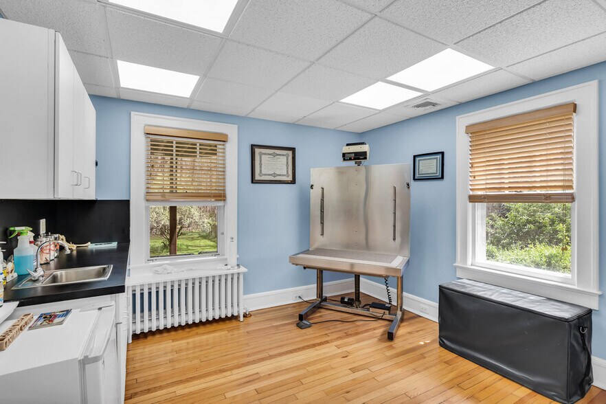 More Photos Of 261 Rt 34, Colts Neck Veterinarian Kennel For Sale