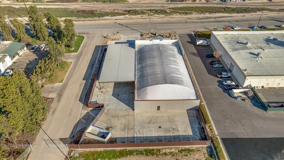 More Photos Of 10417 W Goshen Ave, Visalia Warehouse For Lease