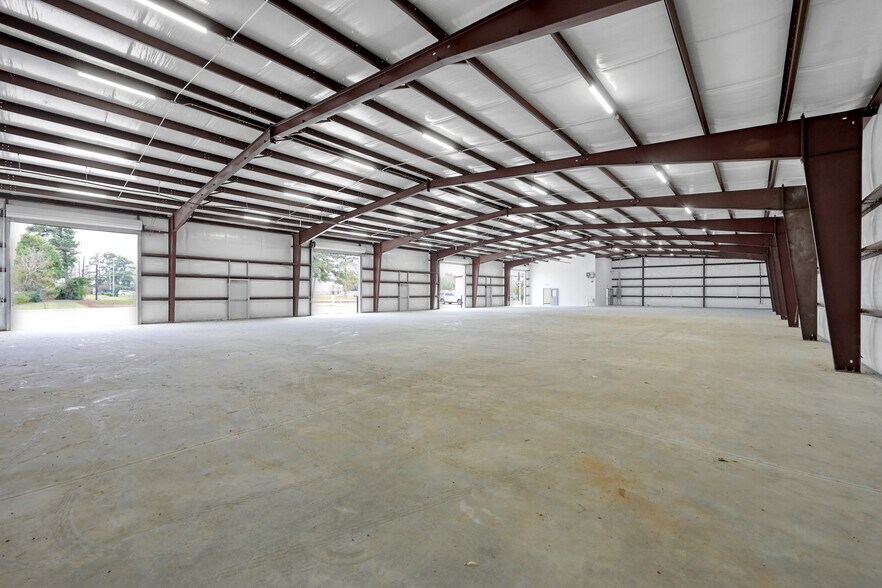 More Photos Of 535 S Persimmon St, Tomball Warehouse For Lease