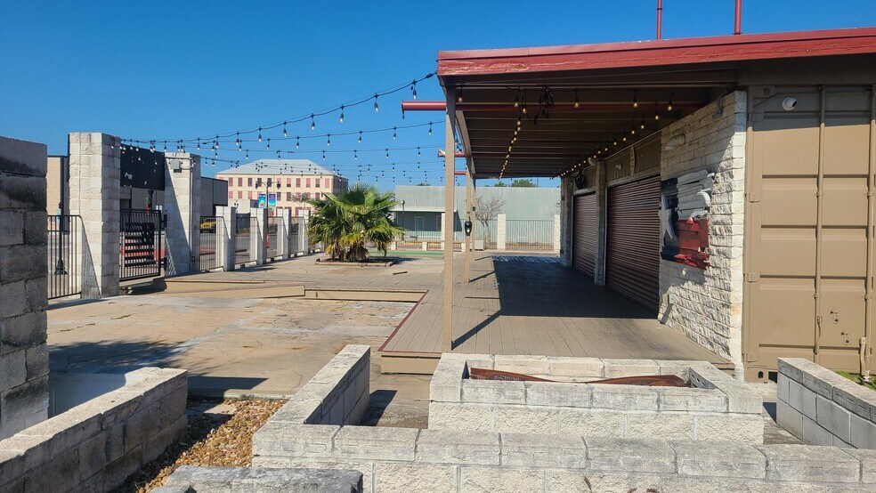More Photos Of 622 6th St N, Texas City Bar For Lease