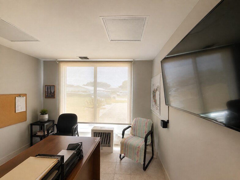 More Photos Of 1901 Elsa St, Naples Showroom For Lease