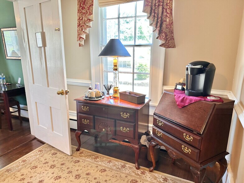 More Photos Of 615 College St, Clinton Hotel For Sale