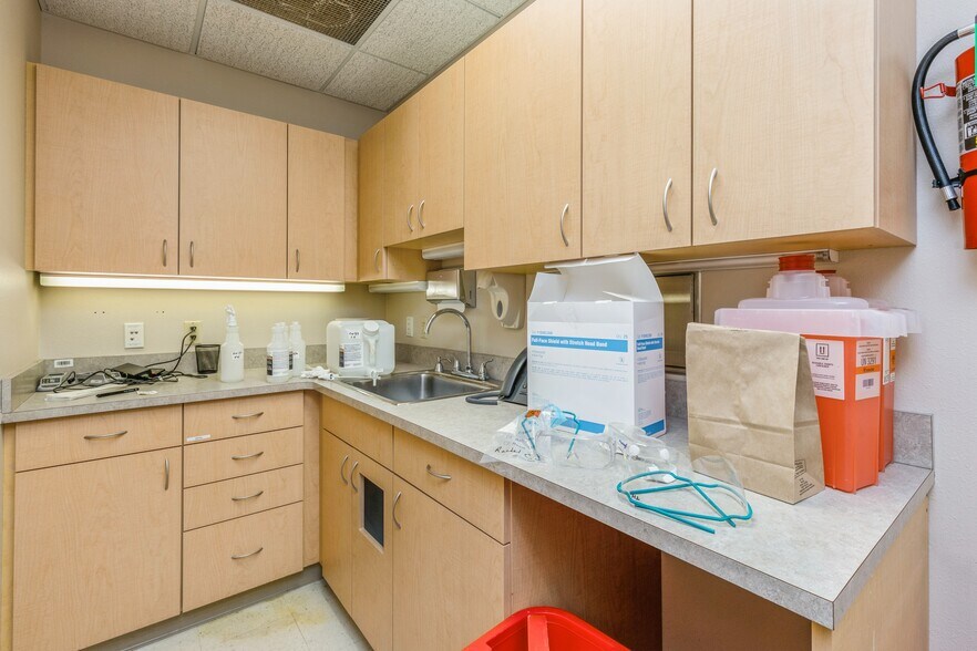 More Photos Of 303 University Ave, Des Moines Medical For Sale