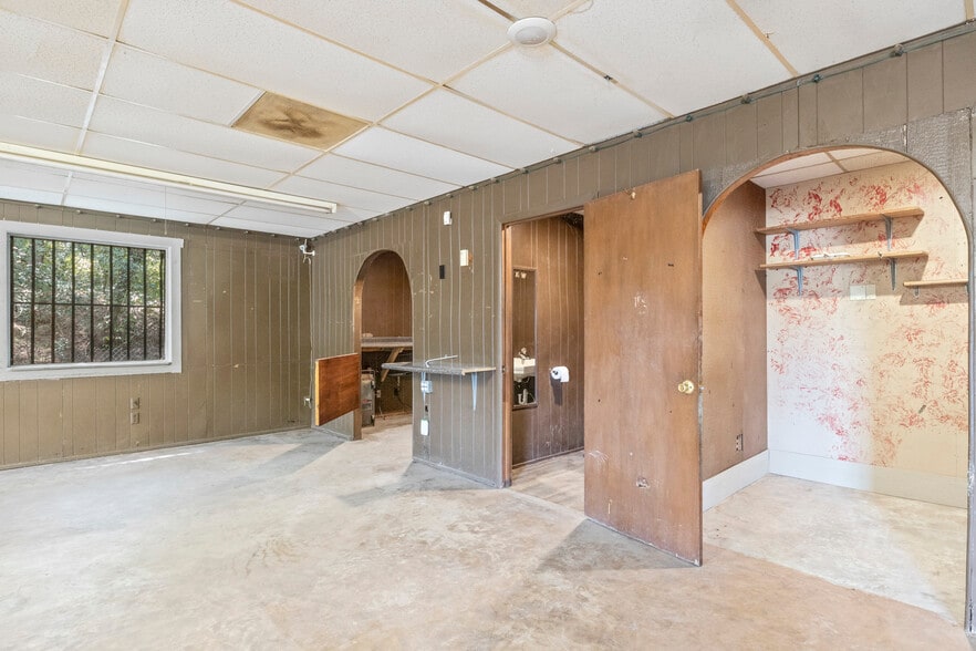 More Photos Of 450 US-259, Daingerfield Showroom For Sale