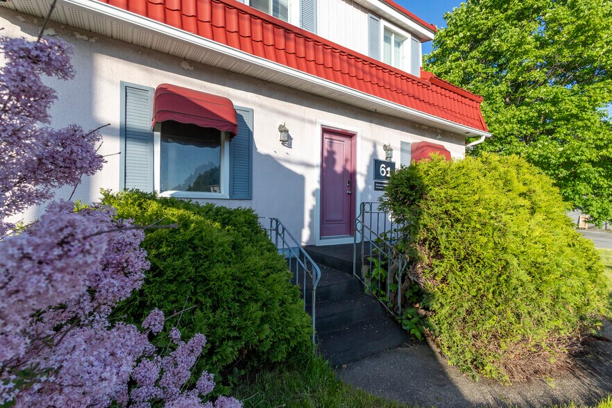 More Photos Of 61 Boul Grand, L'Île-Perrot Office For Lease