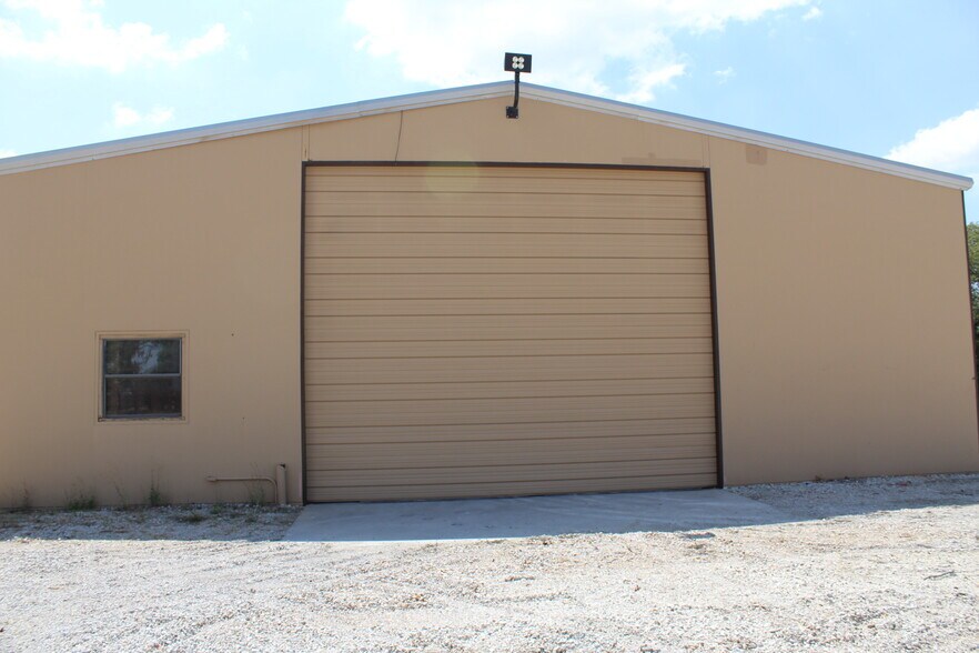 More Photos Of 1808 Barnett Dr, Weatherford Warehouse For Lease