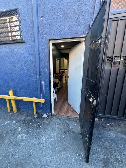 More Photos Of 4071 S Main St, Los Angeles Storefront Retail Residential For Sale