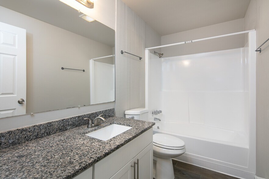 More Photos Of 921 12th Ave SE, Puyallup Apartments For Sale