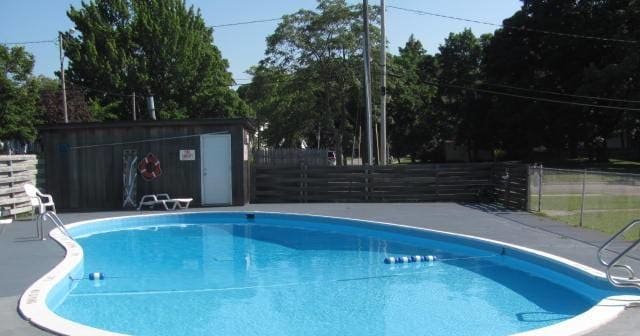 More Photos Of 520 Water St, Manistee Hotel For Sale