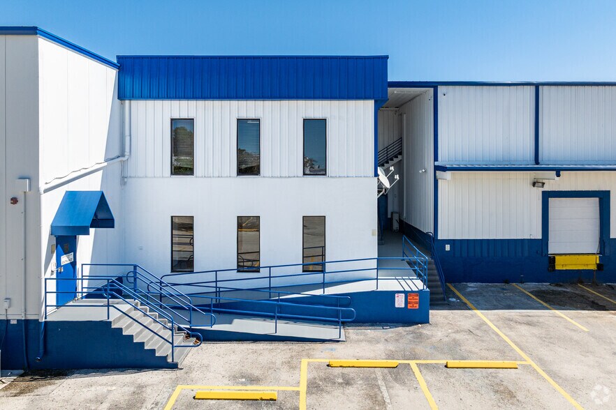 More Photos Of 4206 Mercantile Ave, Naples Distribution For Lease