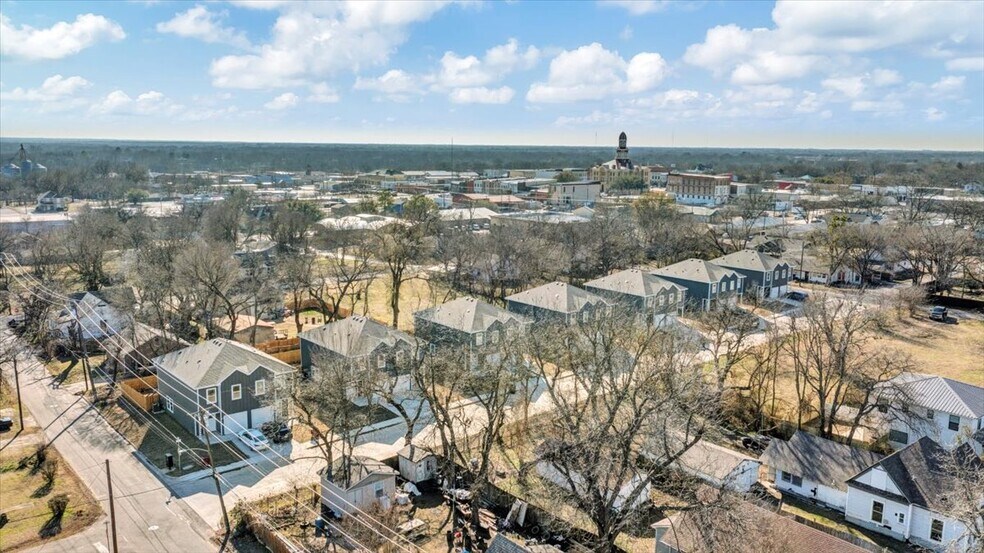 More Photos Of 400-414 E 7th St, Bonham Apartments For Sale