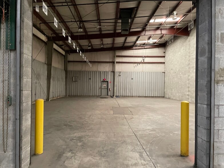 More Photos Of 12005 40,000 - 163,800 sf Available - Warren MI, Warren Distribution For Lease