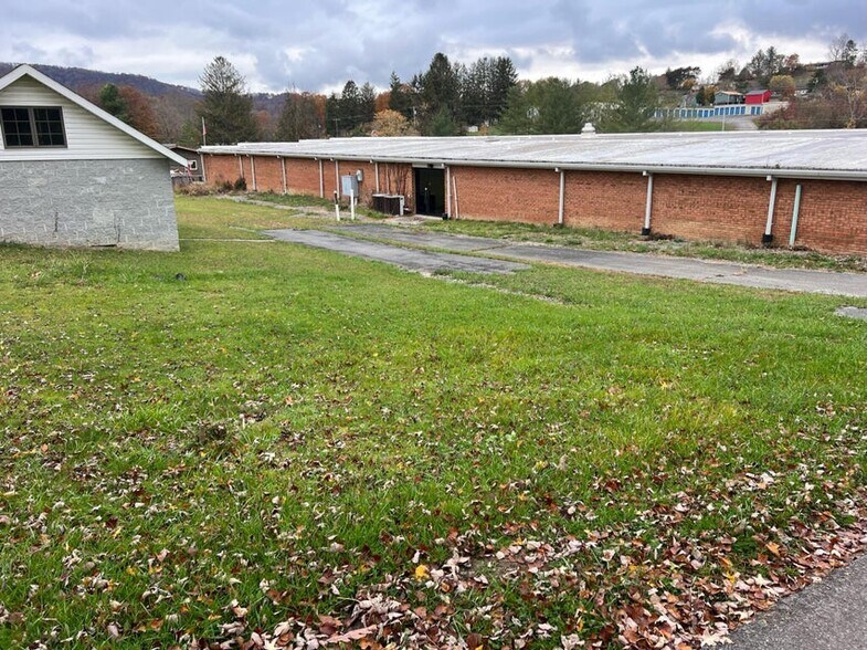 More Photos Of 868 State Route 3 and 12, Hinton Flex For Sale