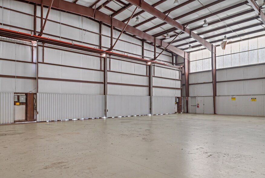 More Photos Of 18000 Groeschke Rd, Houston Airplane Hangar For Lease