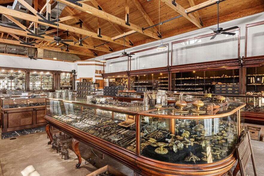 More Photos Of 1901 W Alabama St, Houston Freestanding For Sale